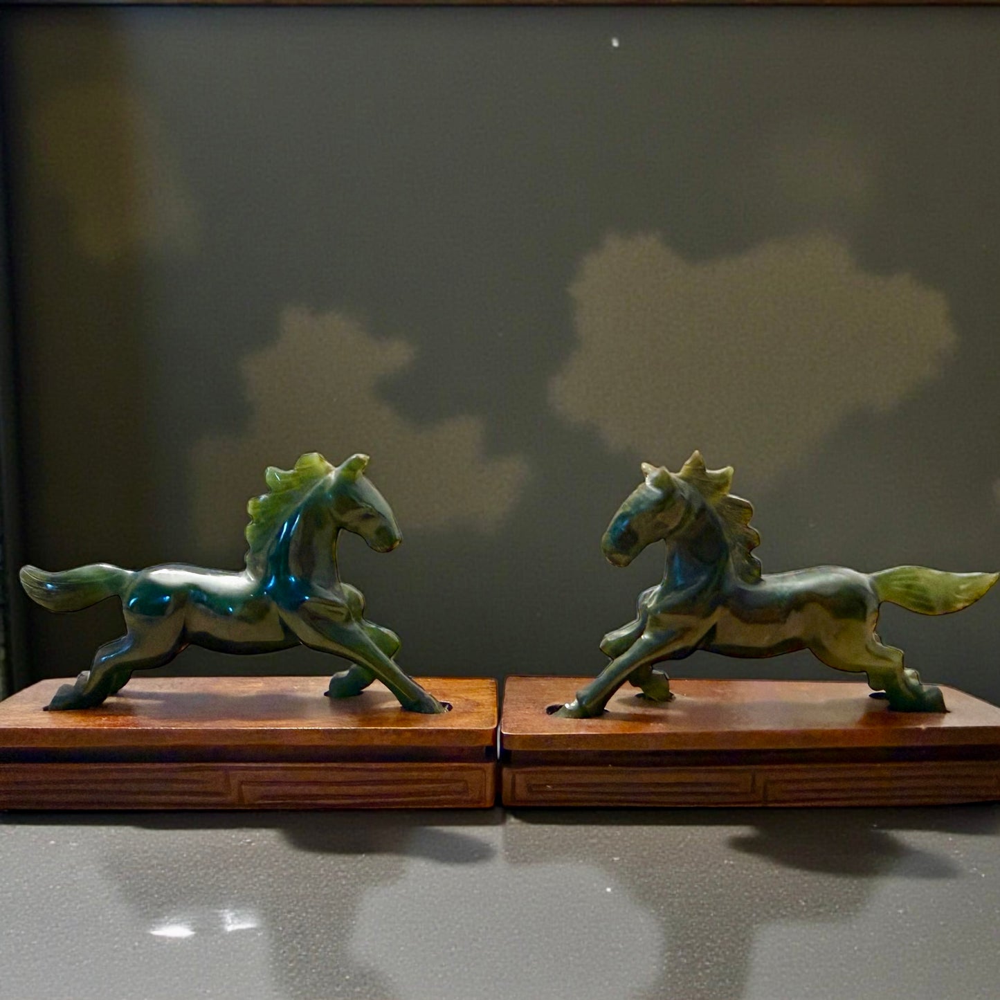 Coppia sculture cavalli in giada su base lignea, mid century arte orientale