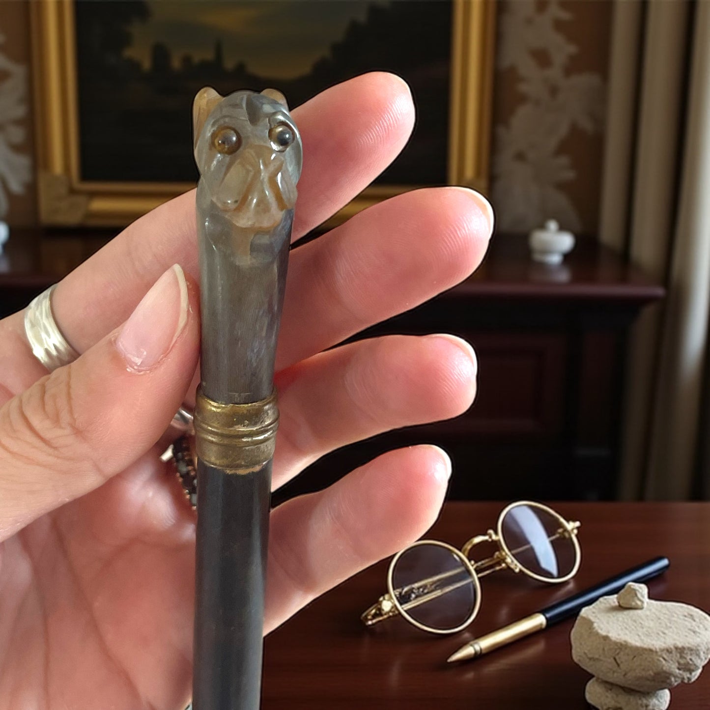 Scultura cane bulldog in corno, manico vittoriano da ombrellino