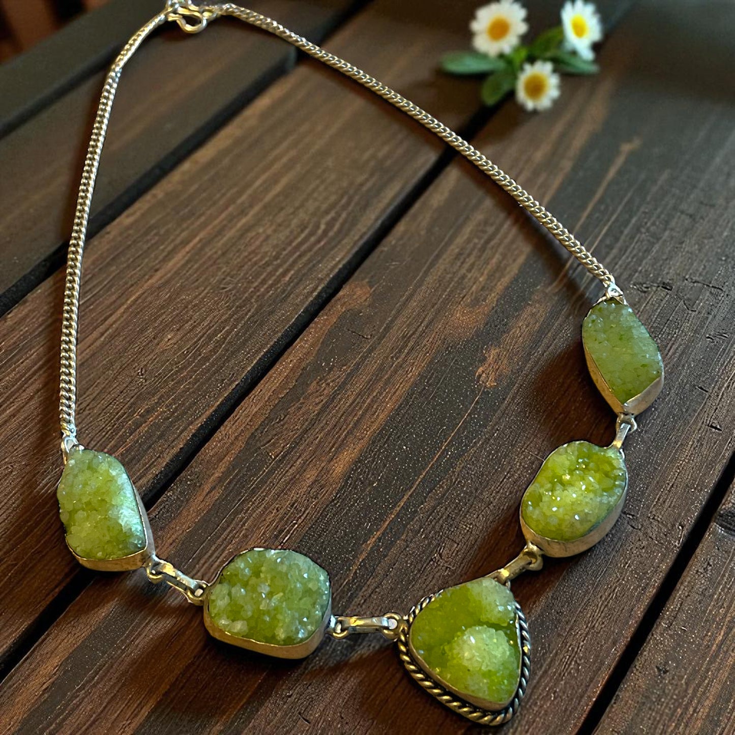 Collana vintage placcata argento con drusa verde