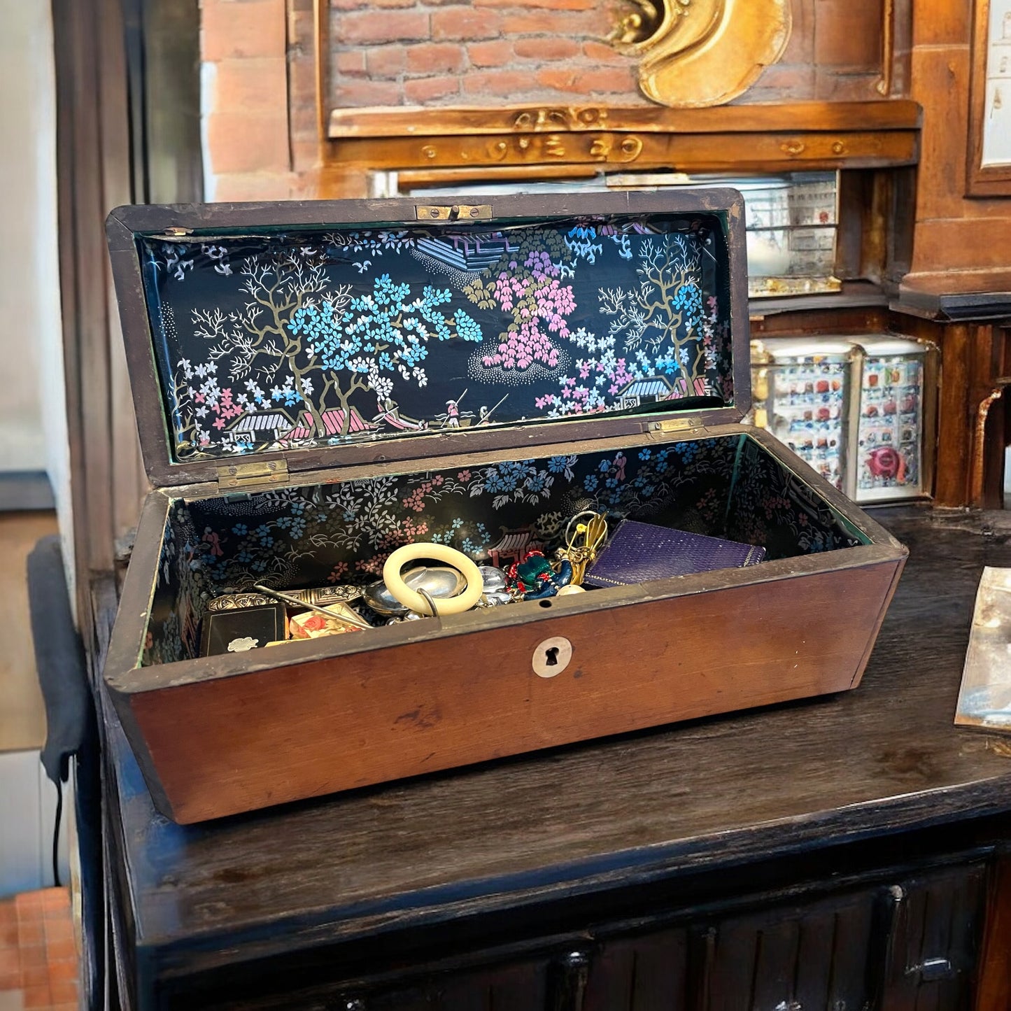 Scrigno porta guanti con interno chinoiserie, 1880 - 1920