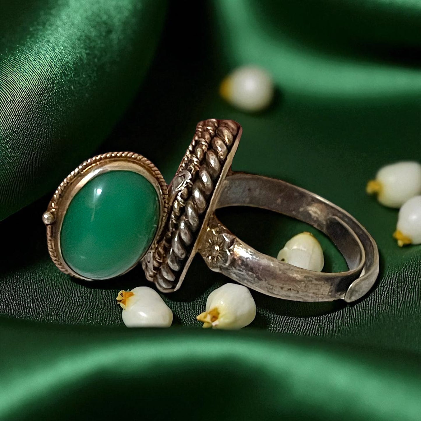Anello con vano segreto inciso a decori floreali, argento, anni ‘60