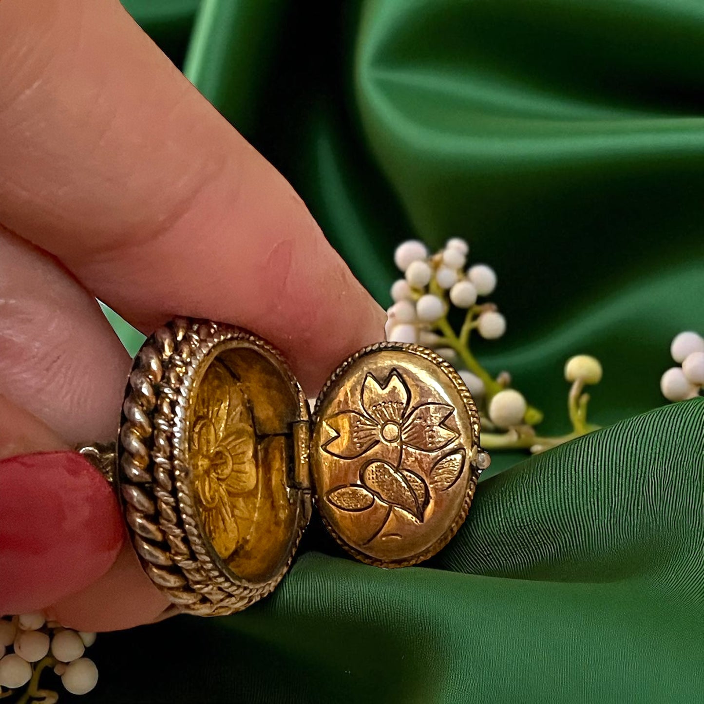 Anello con vano segreto inciso a decori floreali, argento, anni ‘60