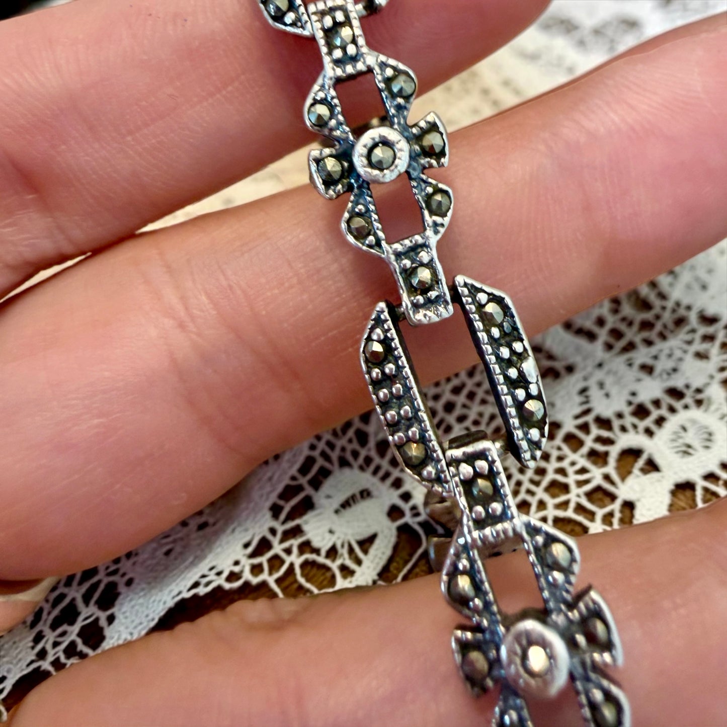 Bracciale art déco revival in argento e marcasiti con catenella di sicurezza