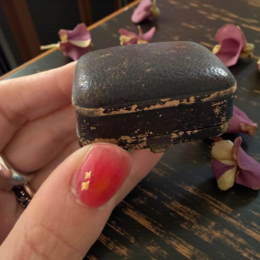 Antichi orecchini in argento taglio brillante con castone alto, completi di custodia, anni ‘20