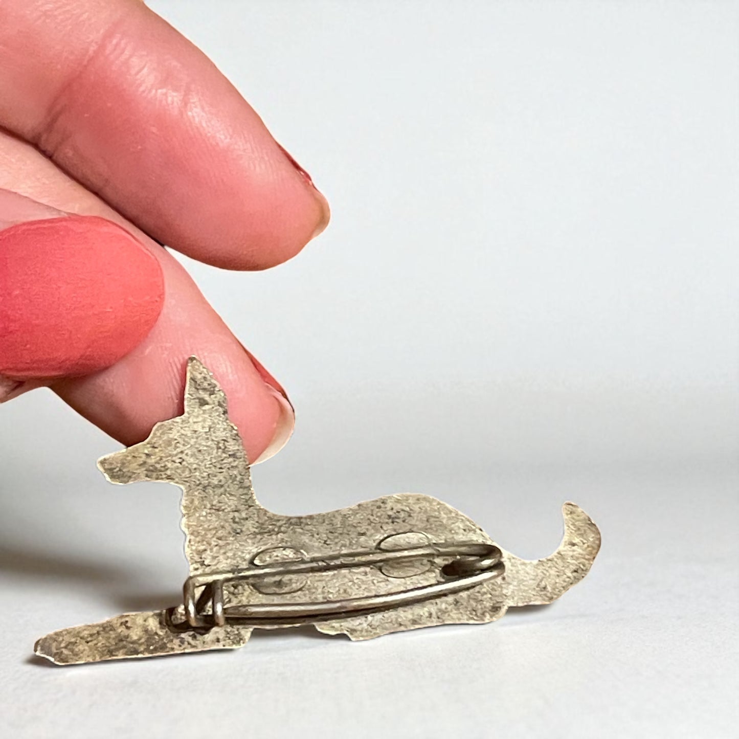 Antica spilla in lega rappresentante un levriero, ca anni ‘30-‘40