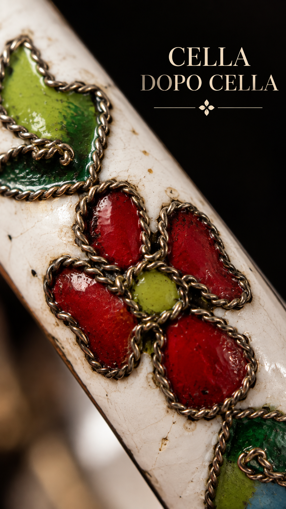 Bracciale rigido apribile in metallo e smalto cloisonné fiori con fondo bianco