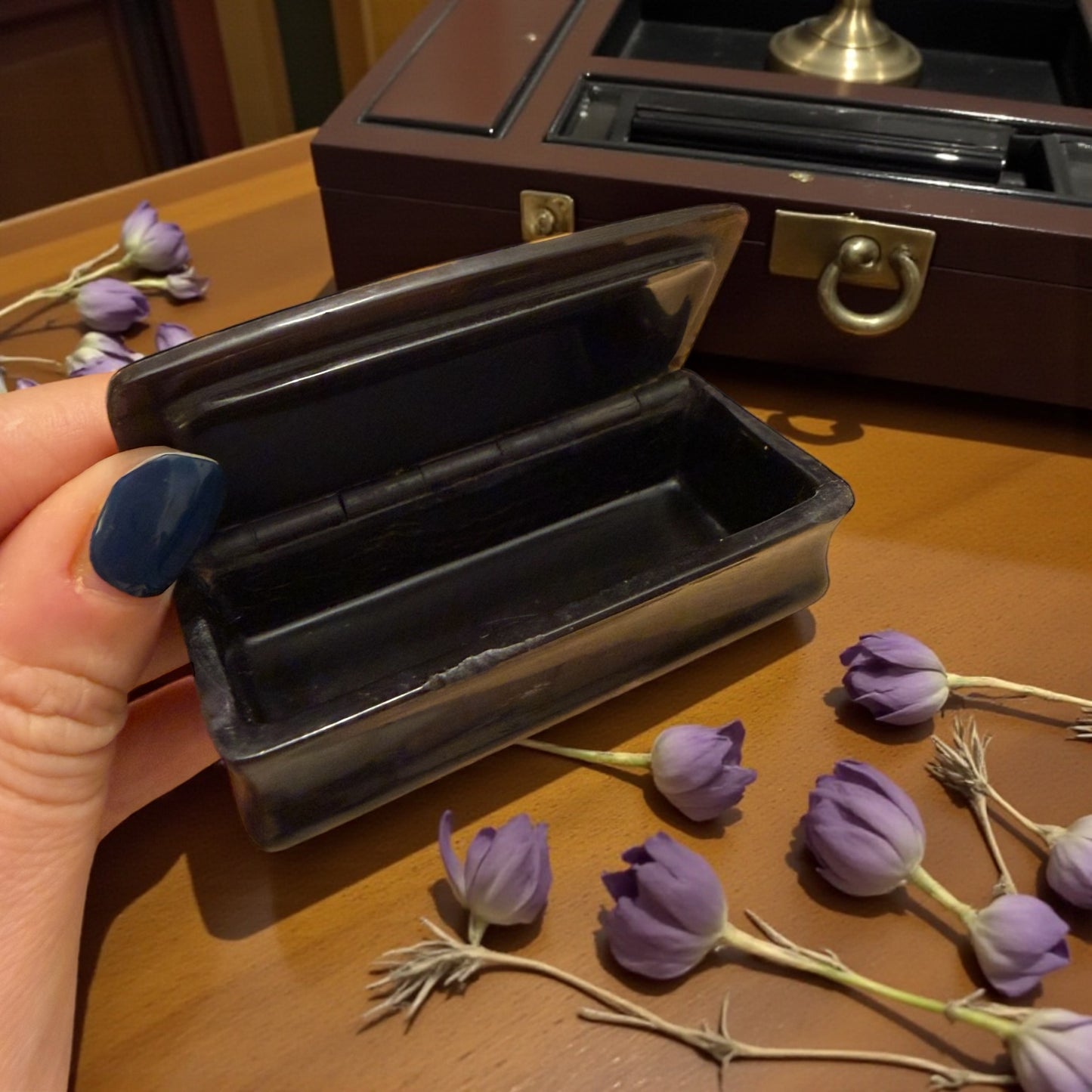 Tabacchiera antica da tasca in corno e finta tartaruga con intarsi in madreperla