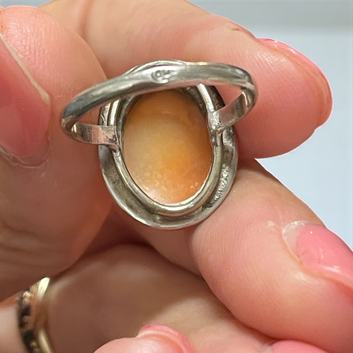 Anello anni ‘40 con cameo conchiglia, argento 800 e marcasiti