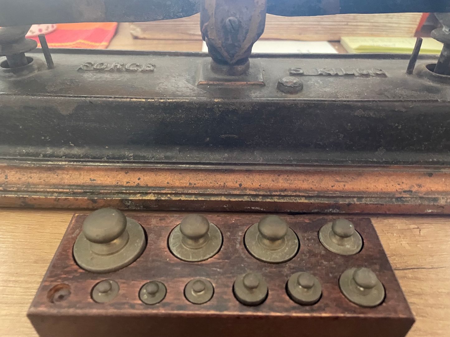 Antica Bilancia da bottega a due piatti completa di pesiera in legno