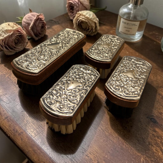 Set N.4 spazzole vintage in legno con lamina argentata, da viaggio, anni ‘50 ca