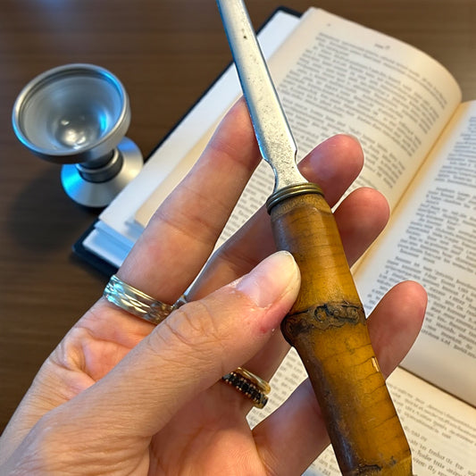 Set da studio anni 30-40, lente d’ingrandimento pieghevole e tagliacarte