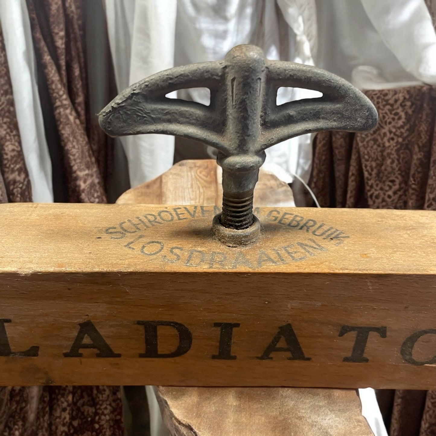Grande antica strizza panni anni ‘20 Gladiator, funzionante