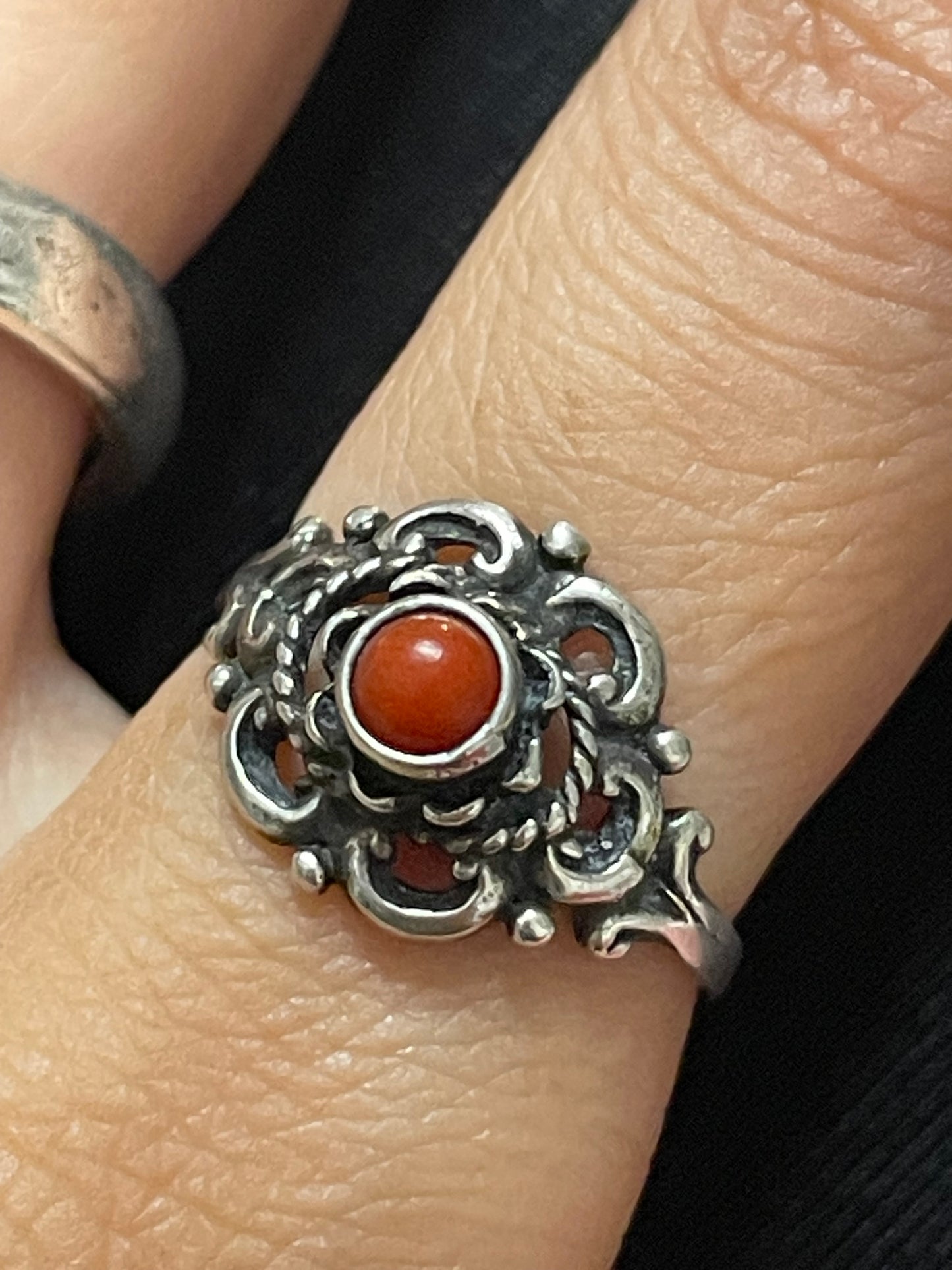 Anello argento 835 e cabochon corallo Mediterraneo, ca anni ‘50, Olanda