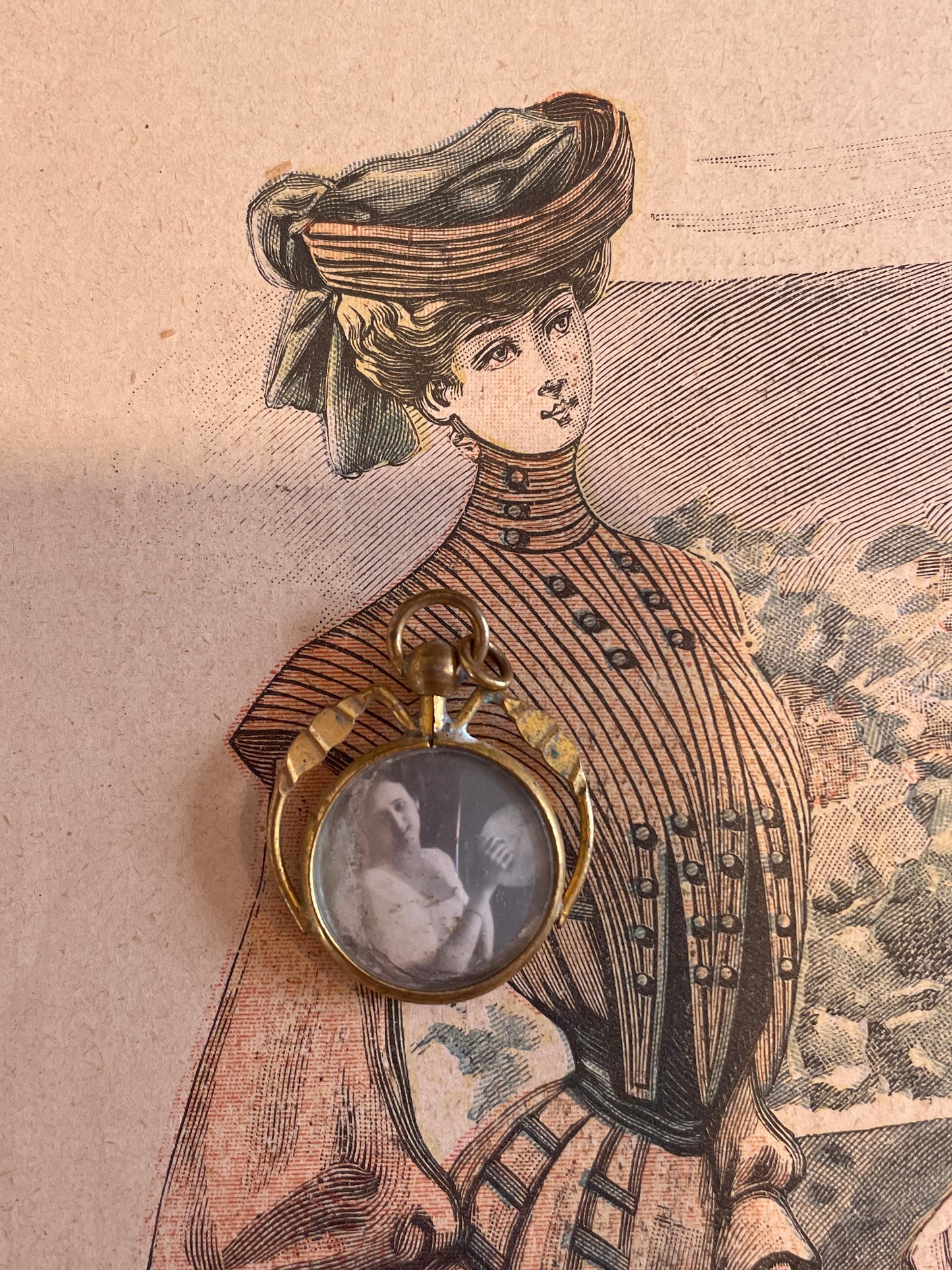 Ciondolo antico antropomorfo con doppio vetro bombato, liberty, con ritratto di donna