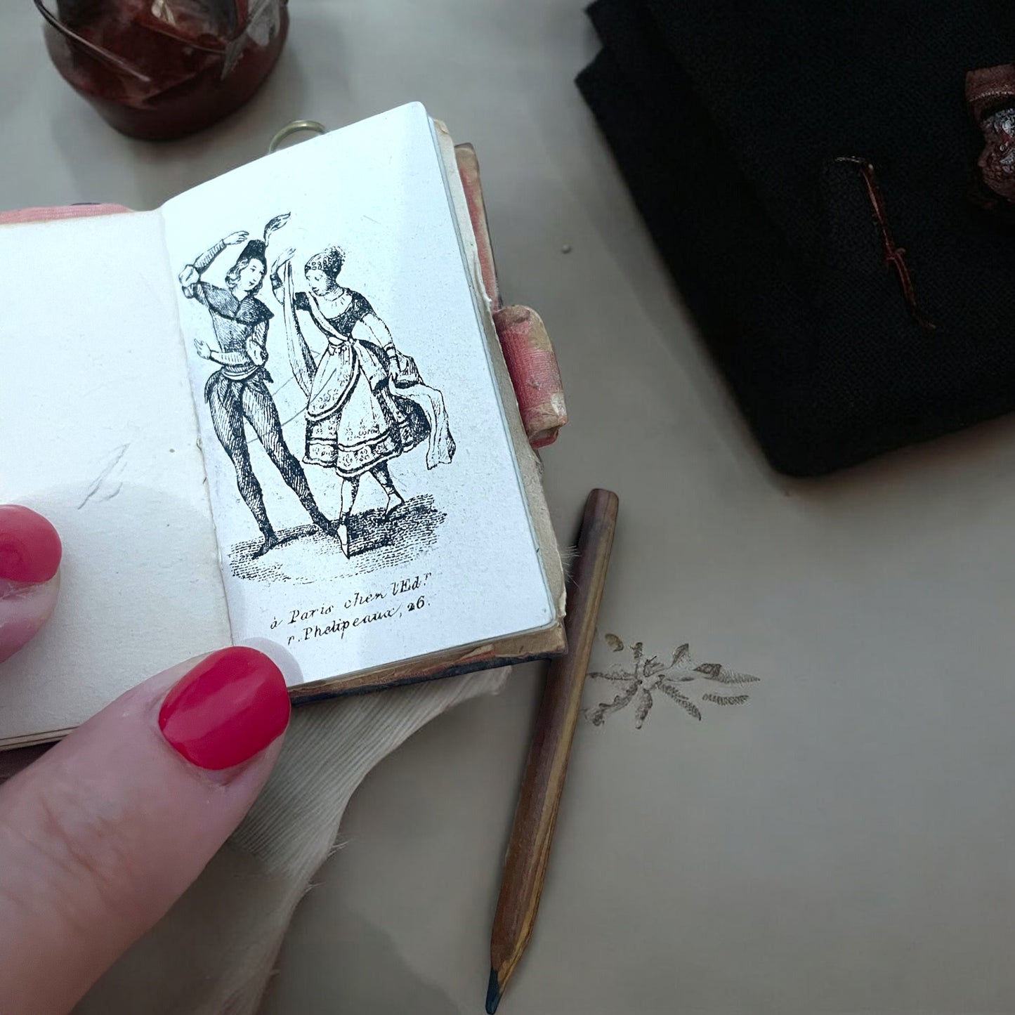 Carnet de bal fine ‘800, con scudo d’argento per iniziali, da chatelaine