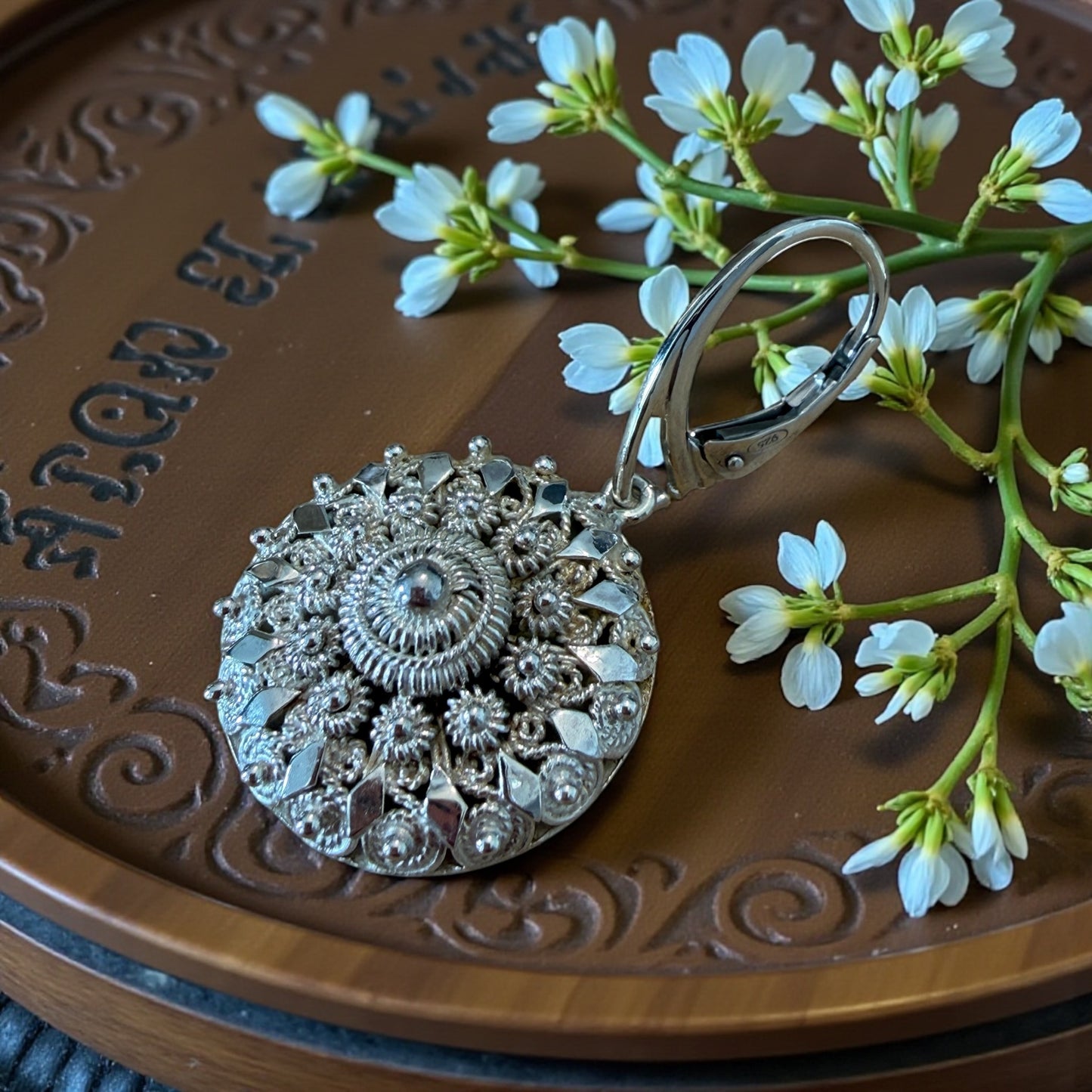 Orecchini in argento creati da doppia spilla da mantello di fine ‘800, montati su monachine contemporanee argento 925 