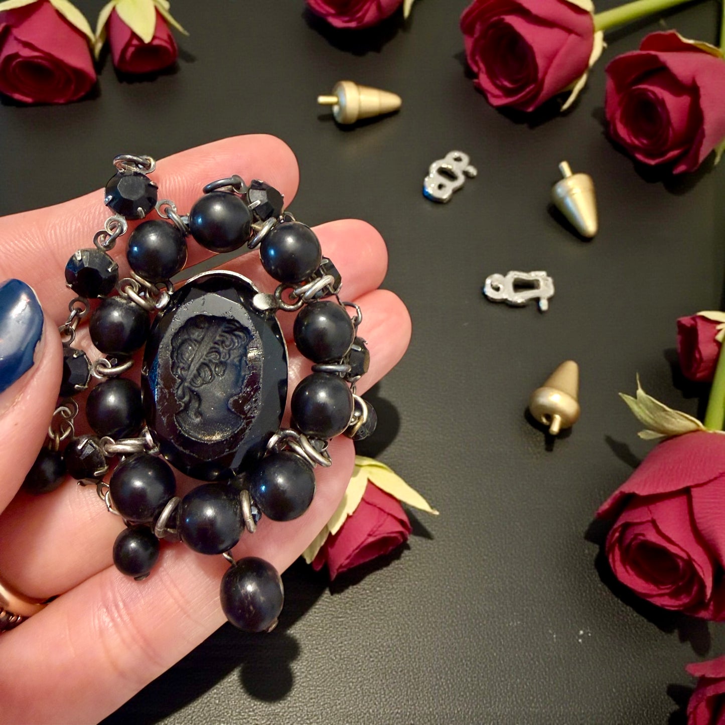 Pendente con paste vitree e perle plastiche e cammeo intagliato centrale montato in argento, anni ‘40.