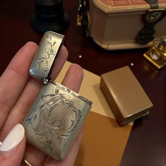 Vesta case giapponista con dragone inciso, 1890-1910