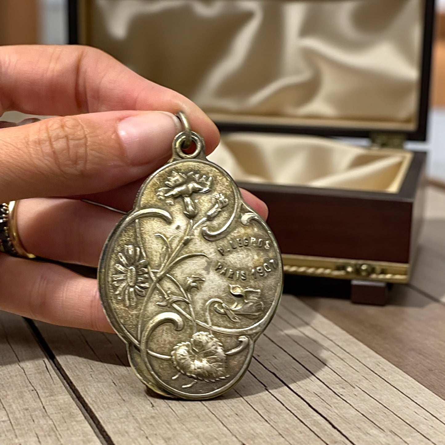 Pendentif miroir art Nouveau argento, pendente gioiello apribile firmato P. Legros 1901