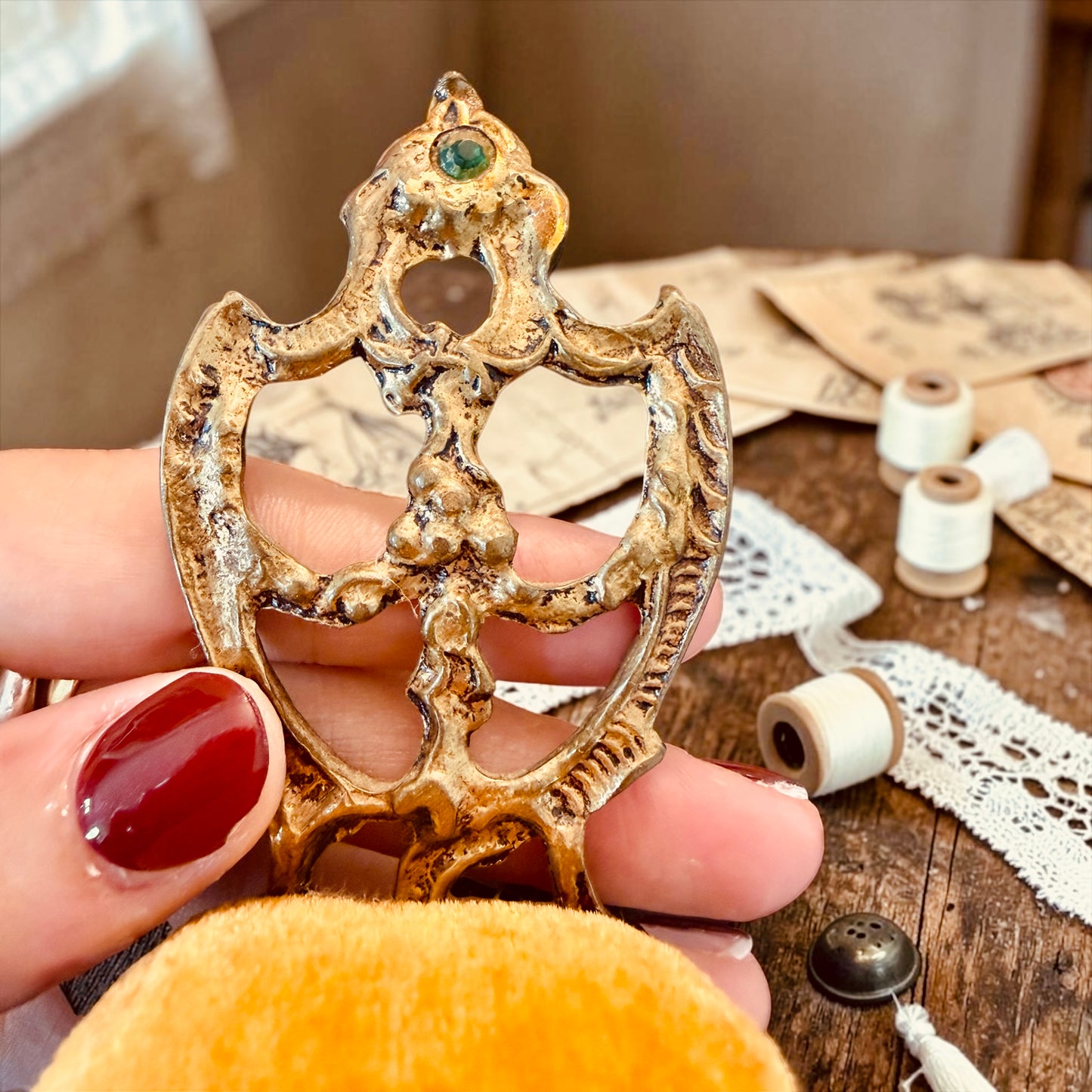 Delizioso pin cushion puntaspilli a guisa di sedia da boudoir