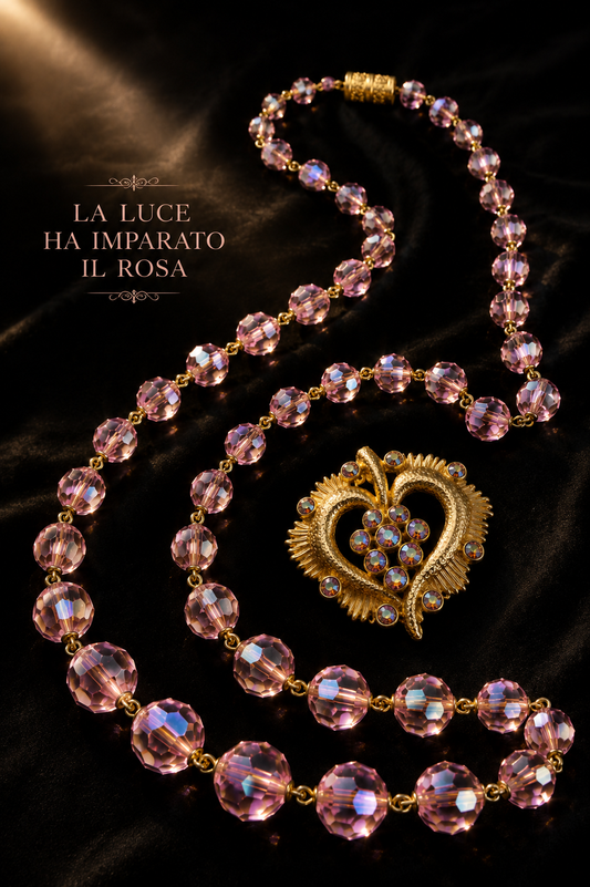 Parure anni ‘50 con collana perle vetro sfaccettato degradé e spilla gioiello con cristalli finitura Aurora Borealis