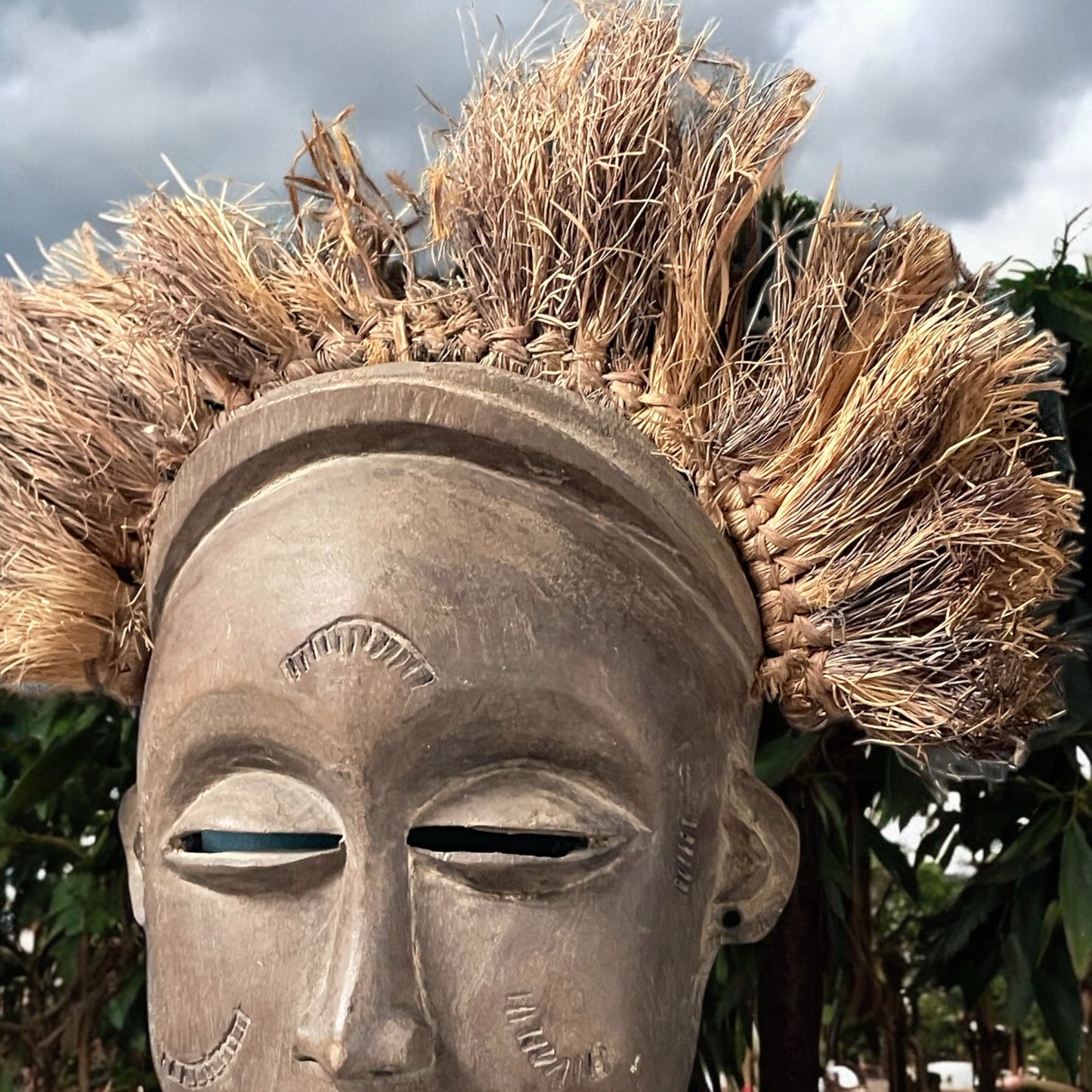 Maschera africana rituale in legno e fibre intrecciate