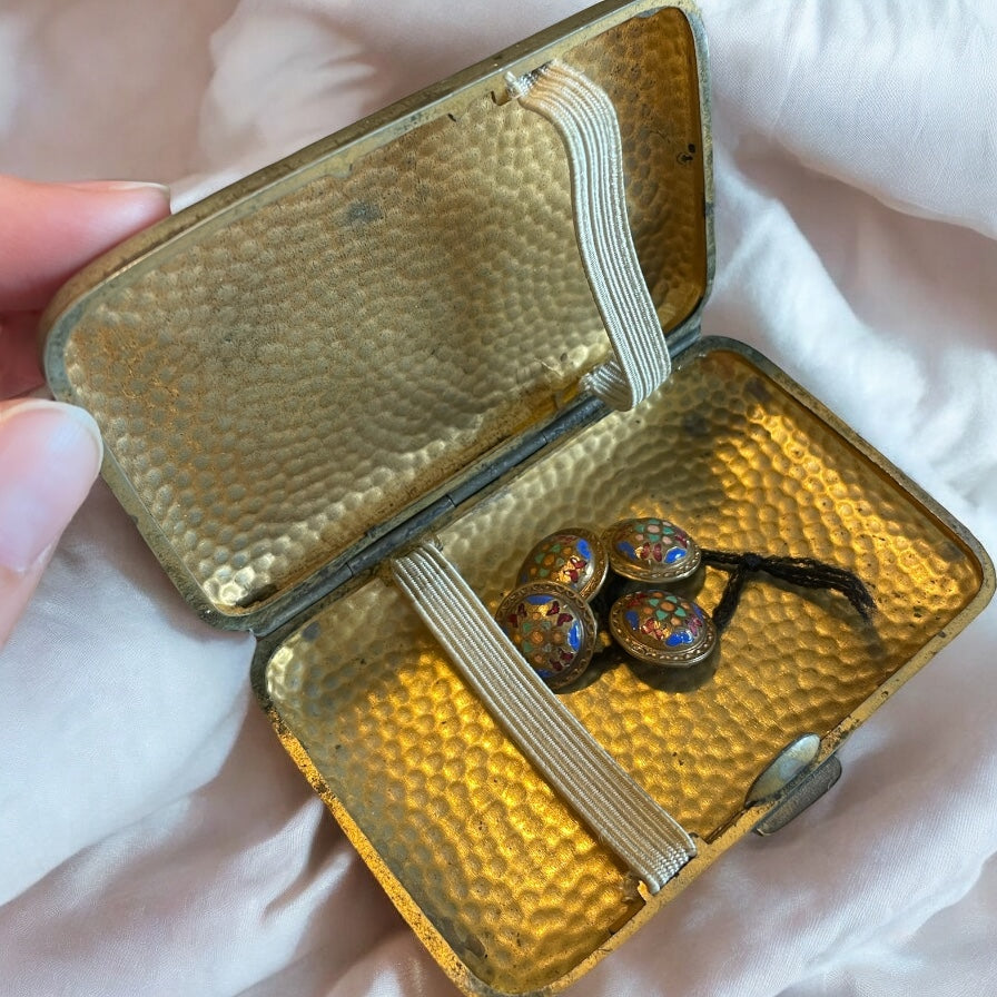 Porta sigarette argentato con monogramma anni 40, con quattro bottoni smaltati primo novecento