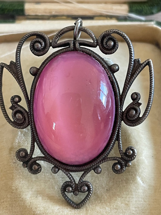 Ciondolo vintage con cabochon in vetro rosa vintage