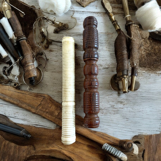 Coppia antichi porta aghi, uno in osso uno in legno, fine ‘800