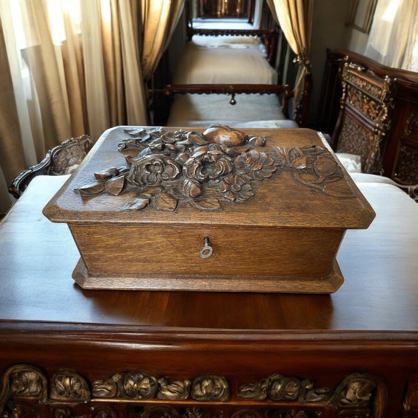 Antica scatola di nozze, primissimo ‘900, intagliata, Arts & Crafts con chiave