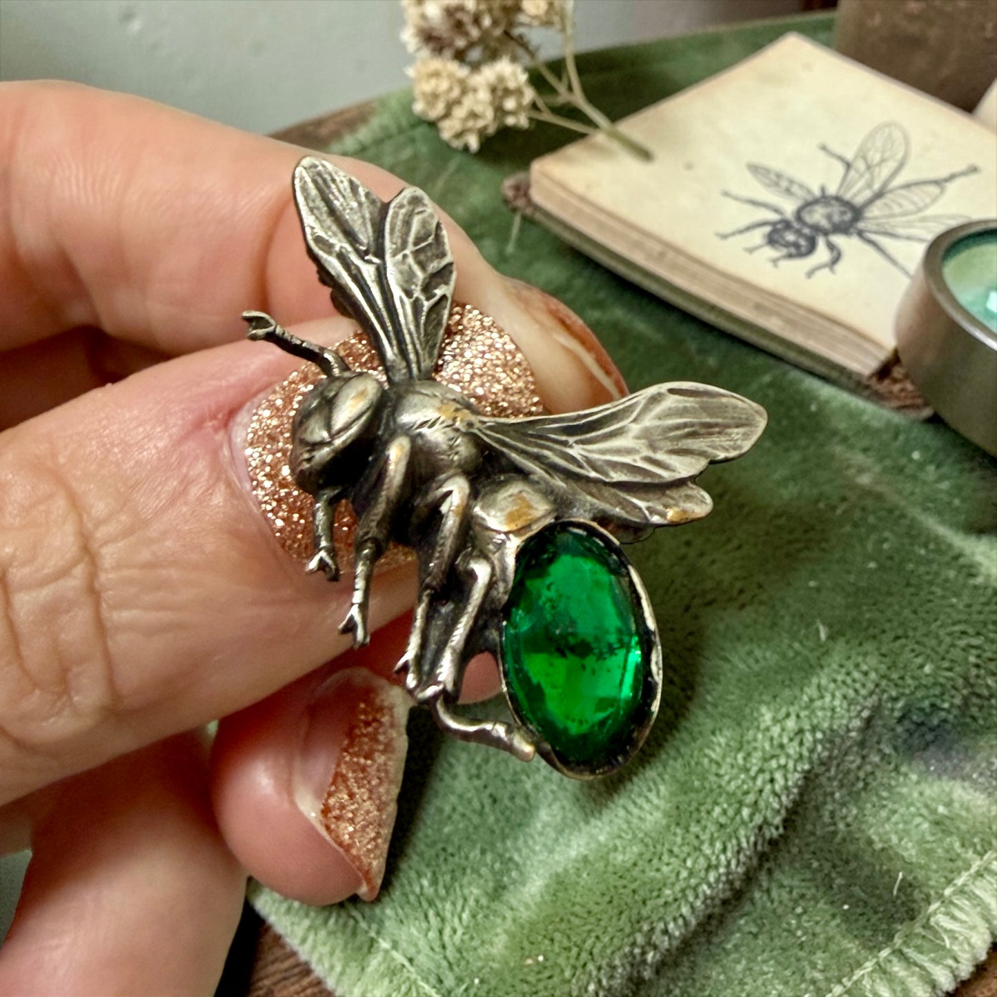 Spilla placcata argento a guisa di ape con cabochon verde, secondo dopo guerra