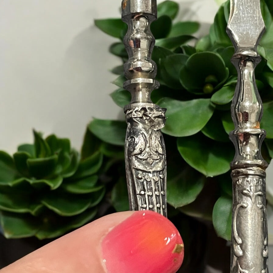 Lotto di 9 antichi strumenti per la cura personale con manici in argento finemente decorato