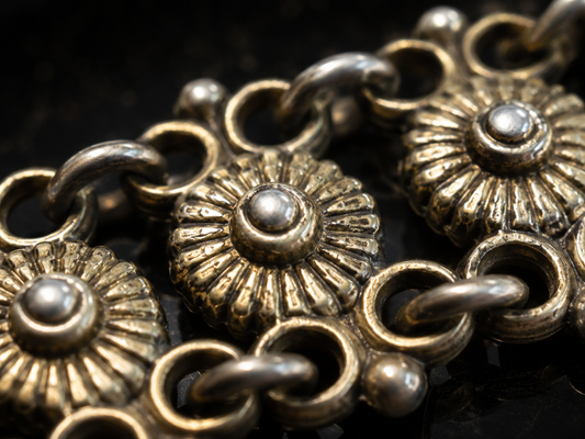 Bracciale in argento dorato anni ‘10-‘20 con chiusura a scatto e catenella di sicurezza
