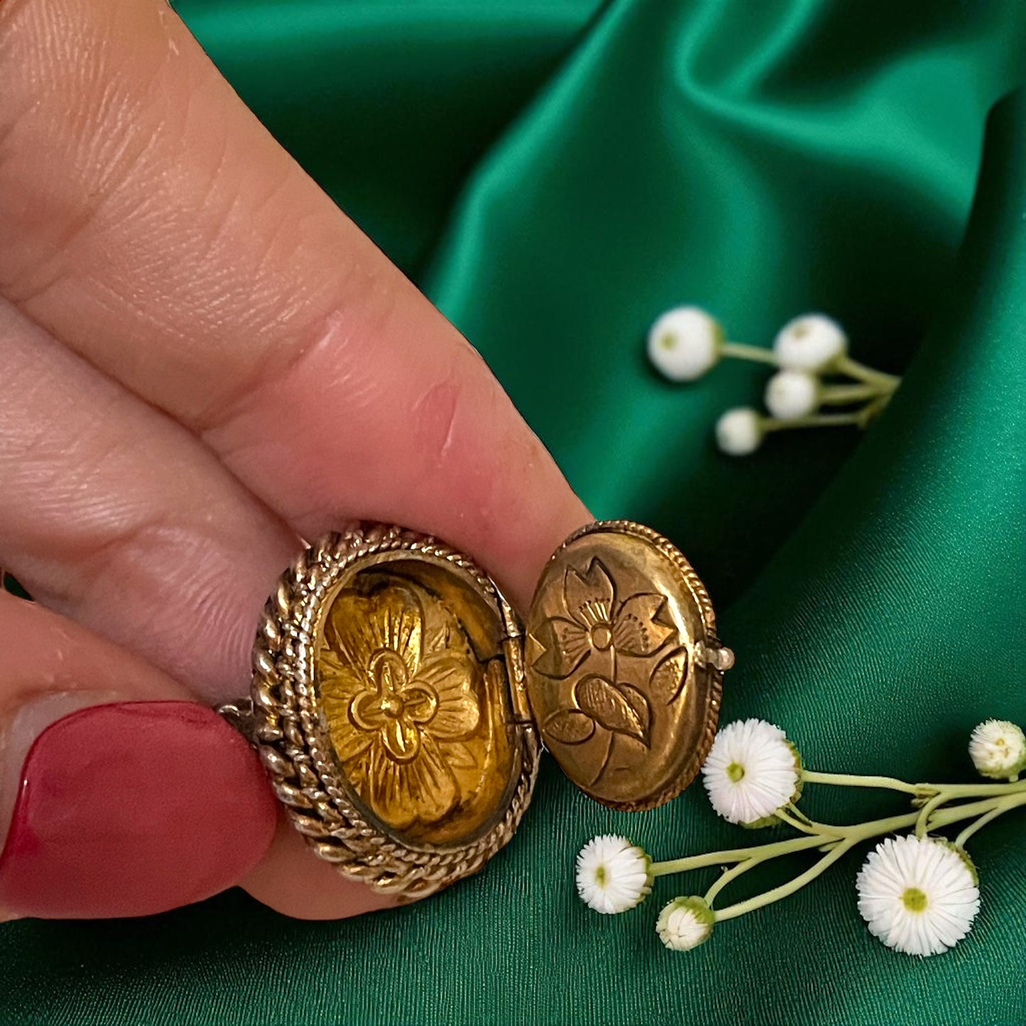 Anello con vano segreto inciso a decori floreali, argento, anni ‘60