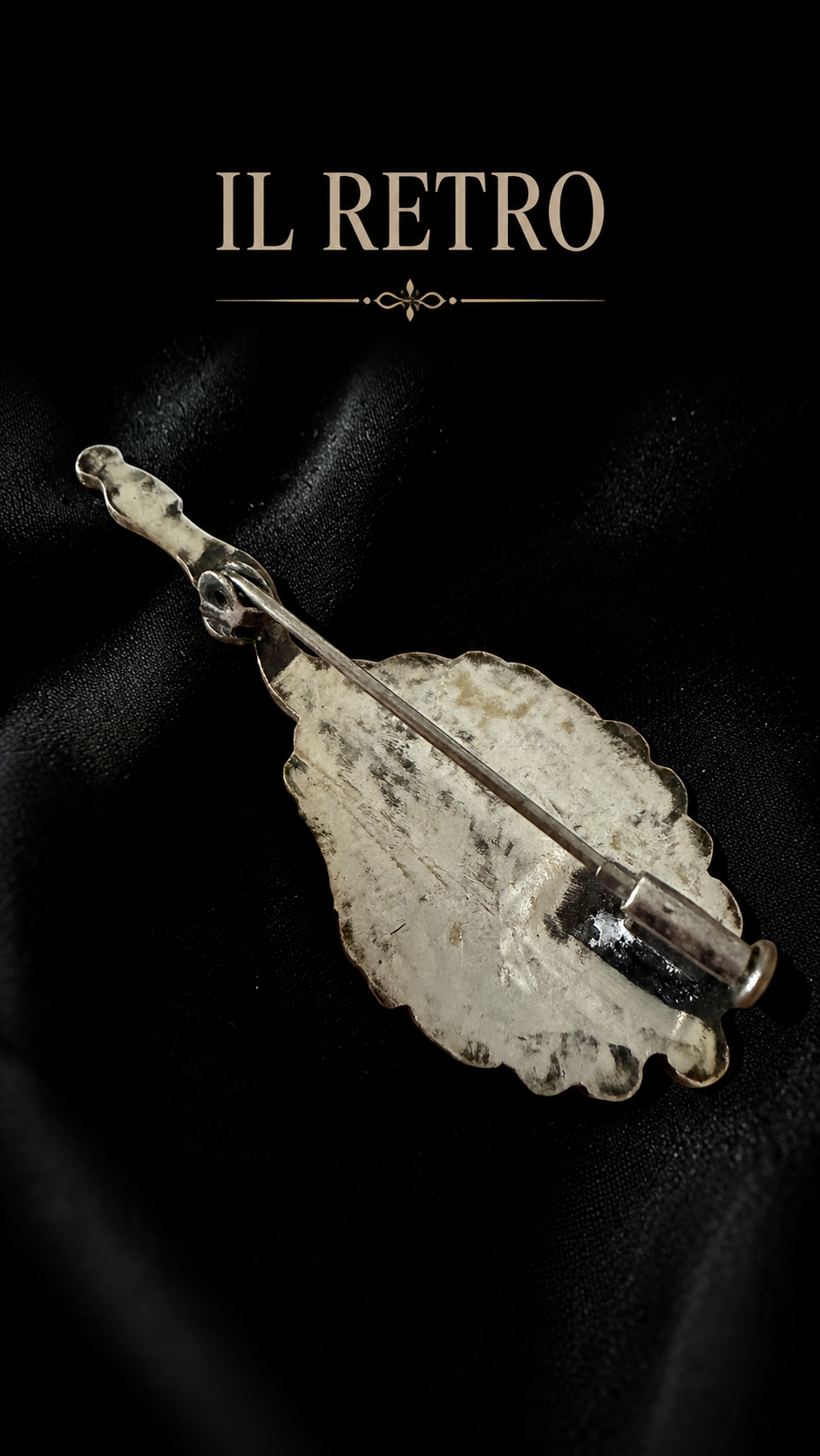 Spilla antica anni ‘40 a guisa di piccolo specchio a mano, con opalite
