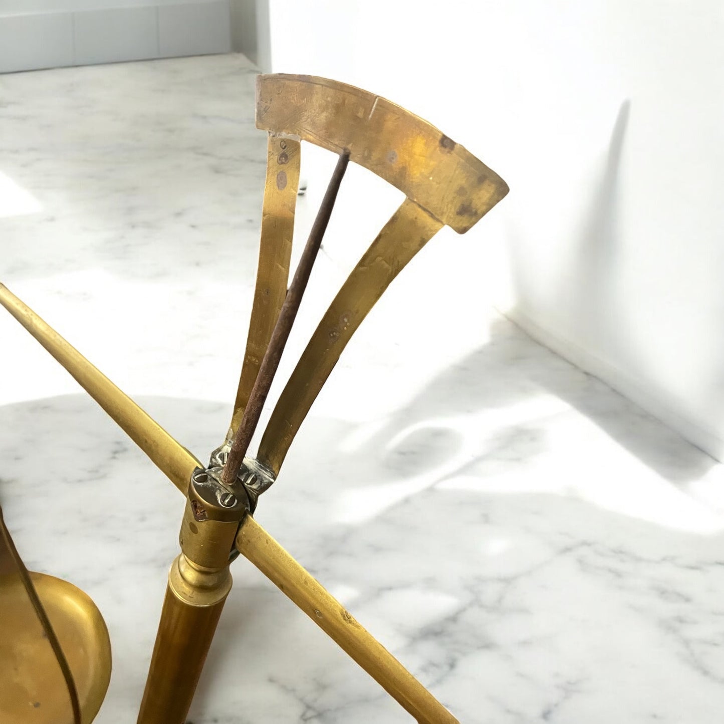 Grande bilancia decorativa a due piatti da studio notarile, ca metà ‘900