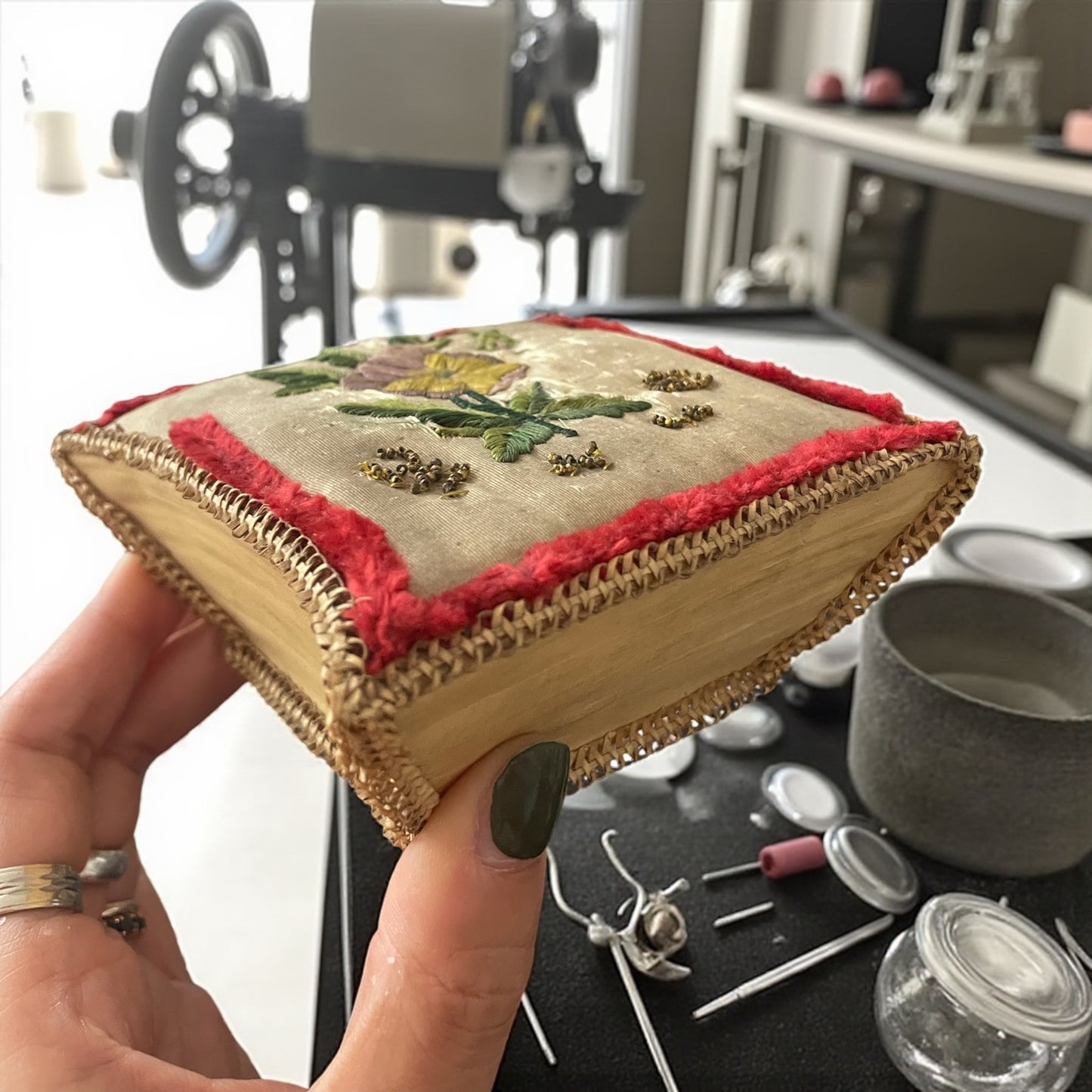Punta spilli antico con viola del pensiero, fine ‘800