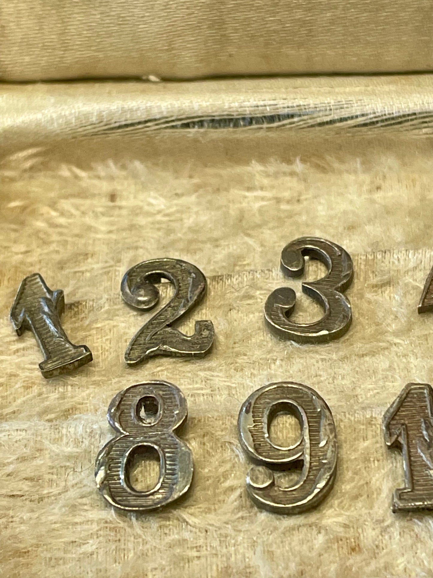 Set completo di segnaposto da calice, in custodia originale in vellutino. Ca 1900.