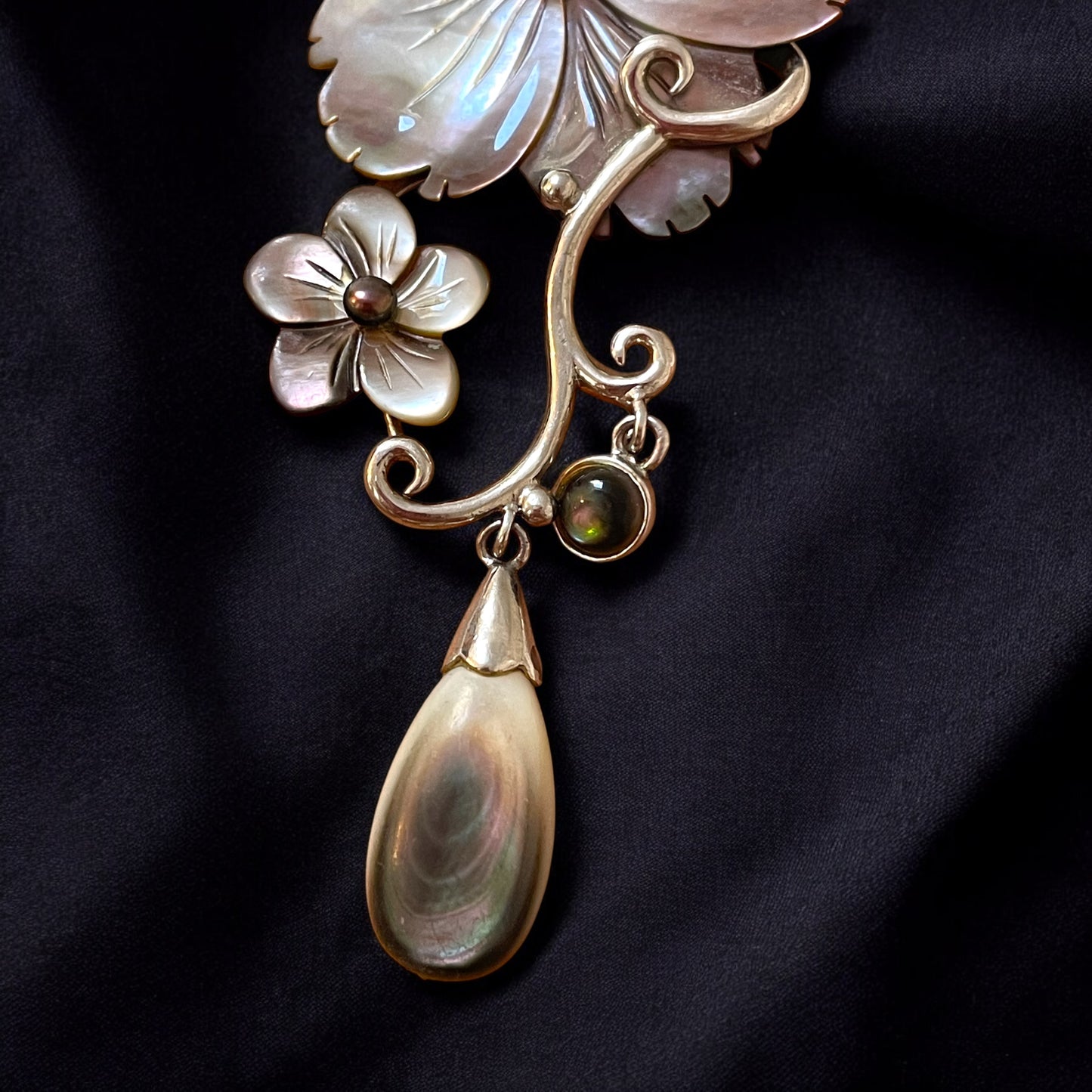 Pendente in argento e madreperla ispirato allo stile Liberty