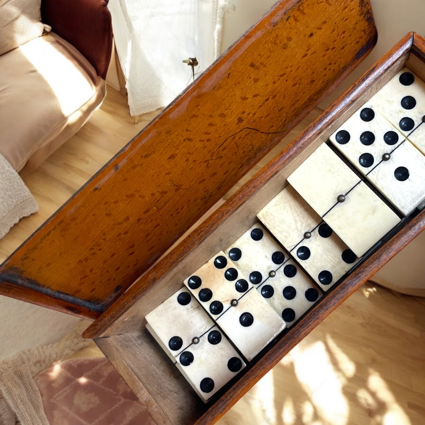 Antico domino in osso ed ebano, in scatola con coperchio scorrevole, circa metà ‘800.