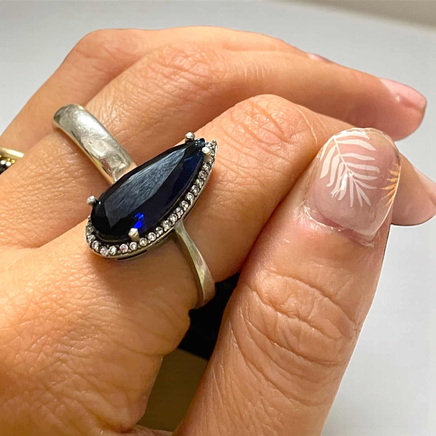 Anello in argento blu profondo, taglio marquise e zirconi, anni ‘70