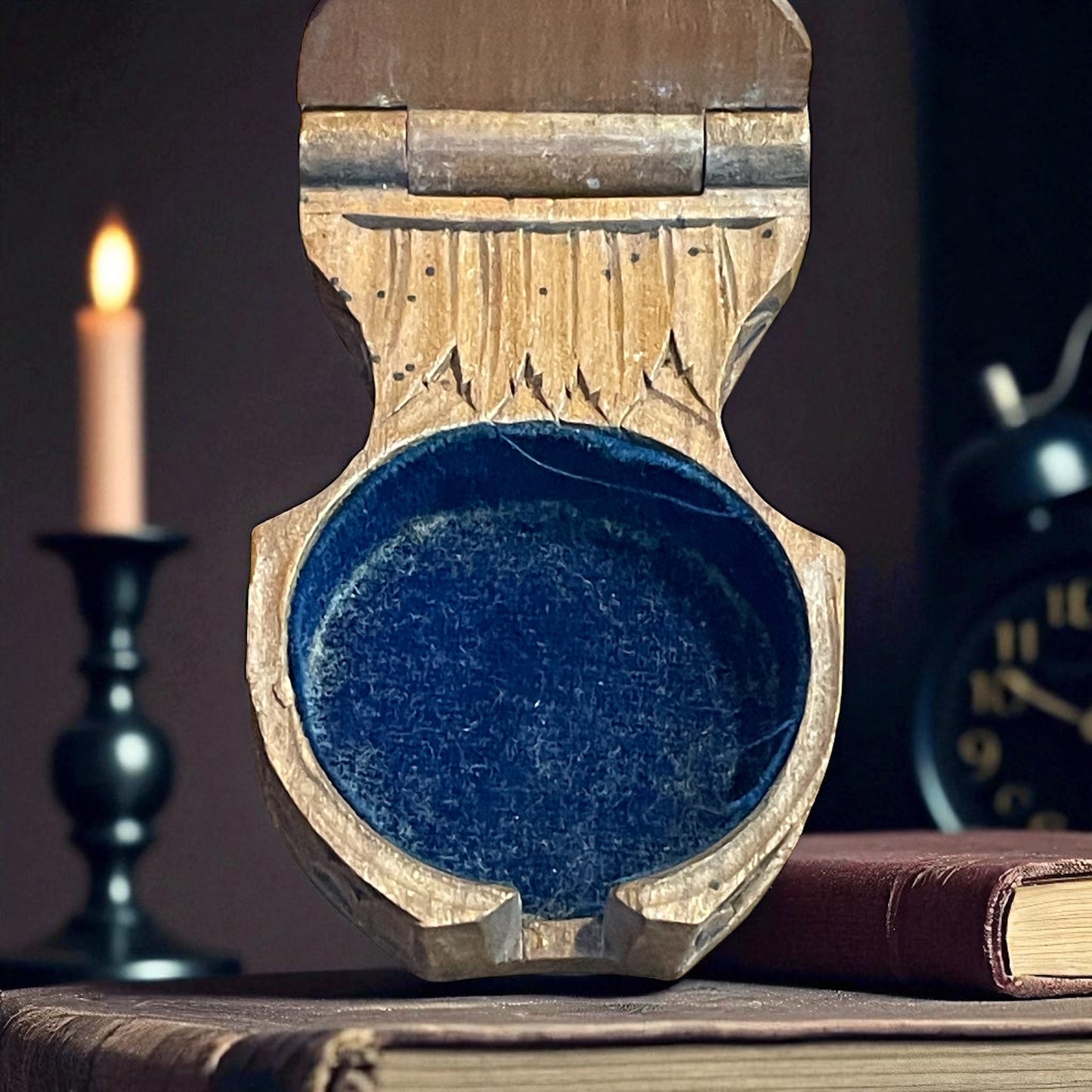 Porta orologio intagliato a mano con motivo fogliato, fine ‘800