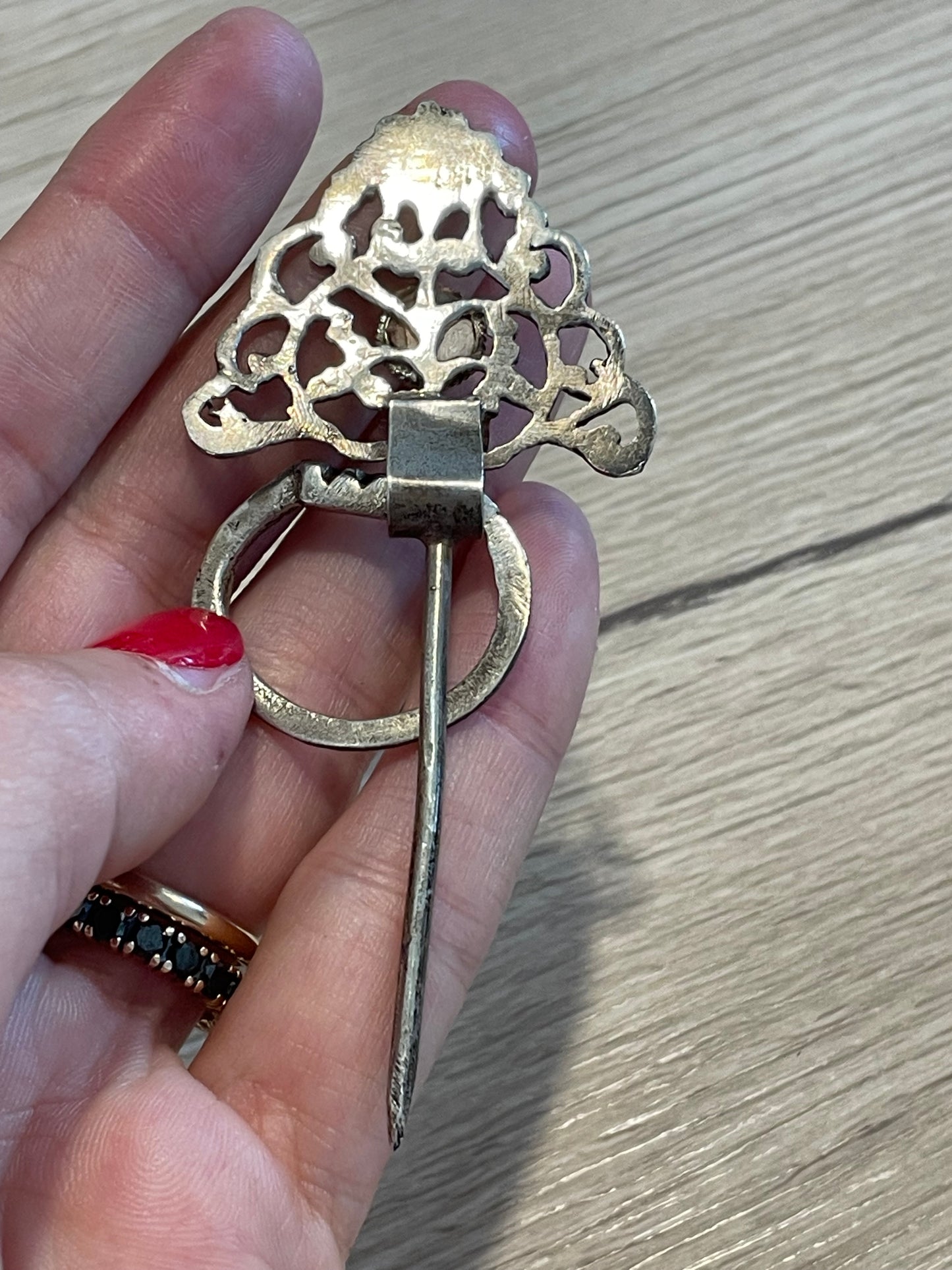 Spilla anni ‘60 fibula da mantello in argento con cabochon corallo