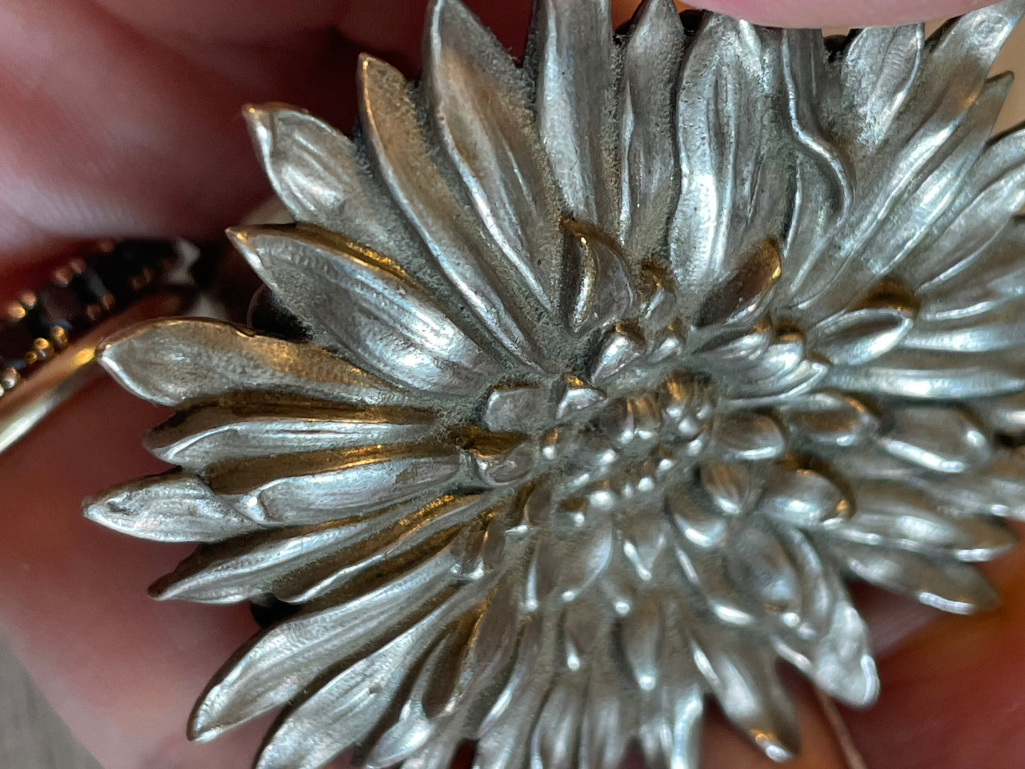 Grande pendente in argento a forma di dalia, ca anni ‘50