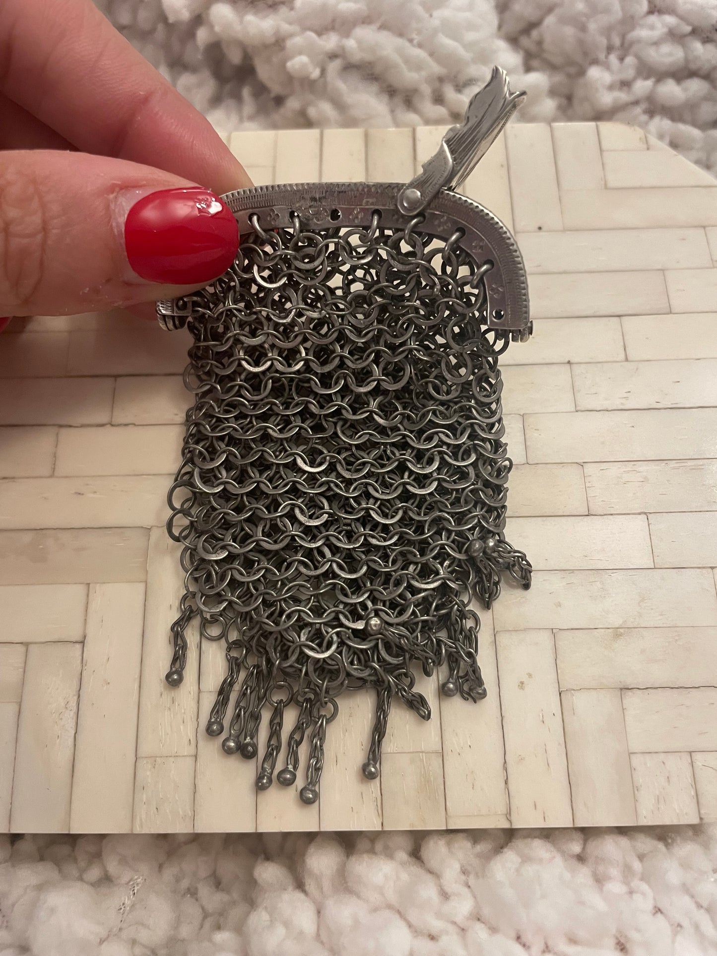 Porta monete in argento fine ‘800 - primo ‘900, finemente inciso, doppio scomparto