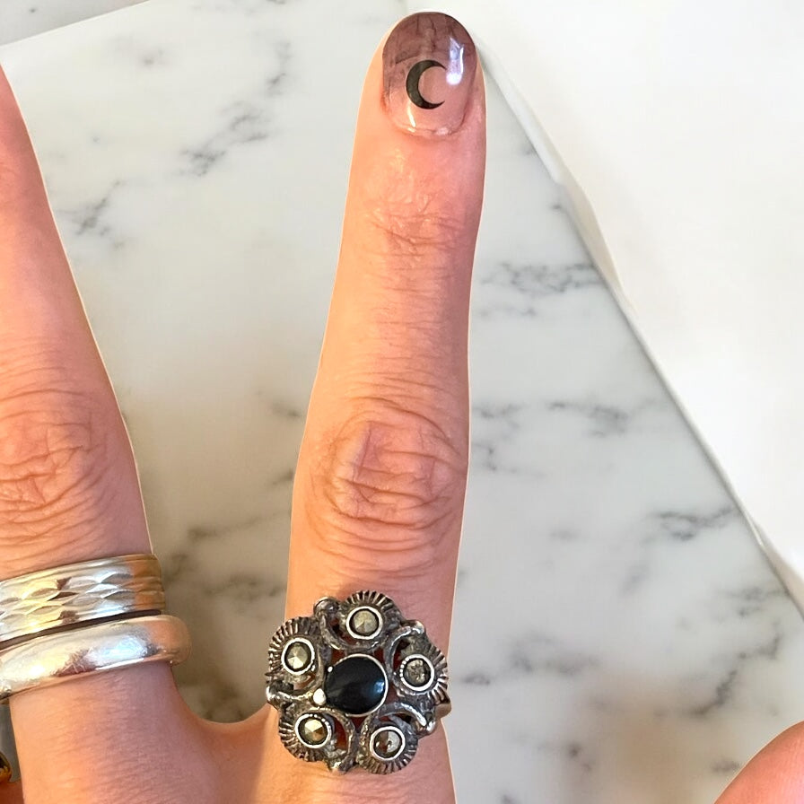 Anello in argento con onice e marcassiti, ca metà ‘900
