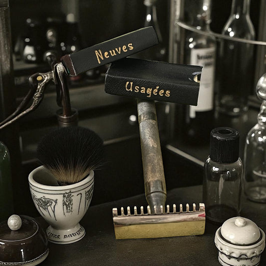 Antico set da barba completo, anni ‘20, rasoio, affilatore & lamette con custodie