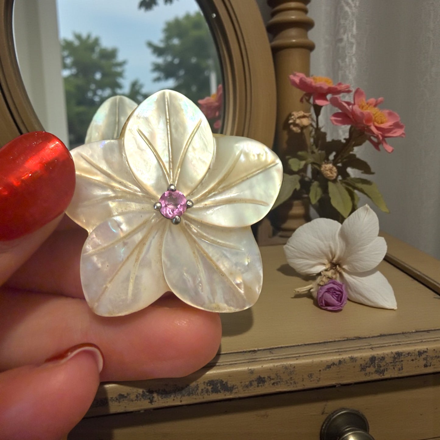 Pendente in madreperla a guisa di fiore montato in argento con cristallo centrale rosa