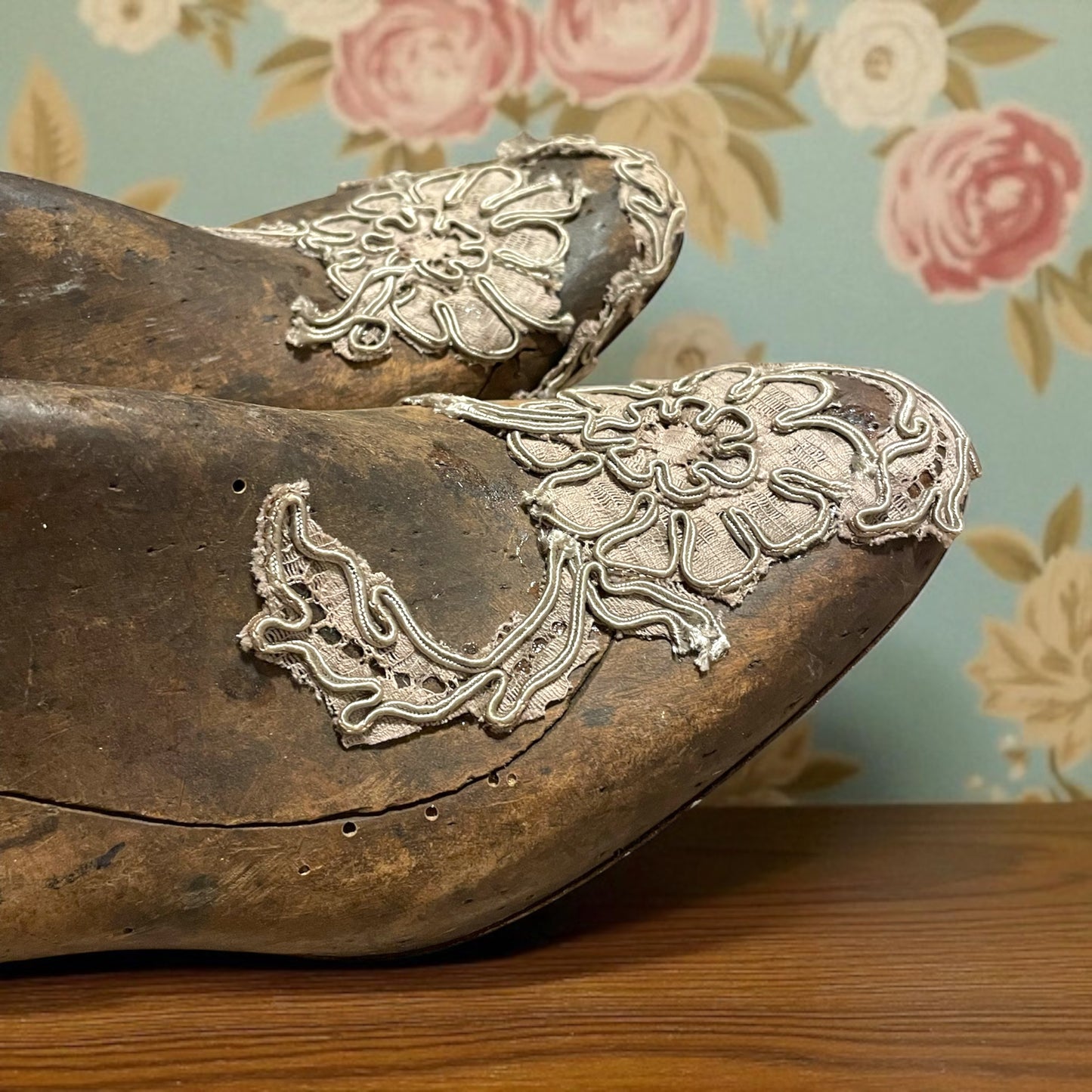 Antiche forme per scarpe femminili con pizzo e passamanerie