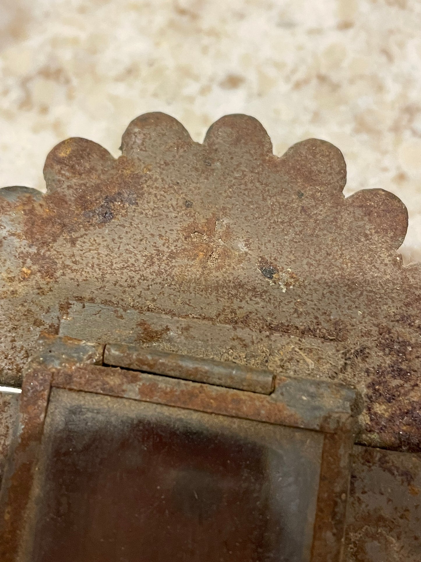 Reliquiario in metallo e vetro apribile a forma di croce